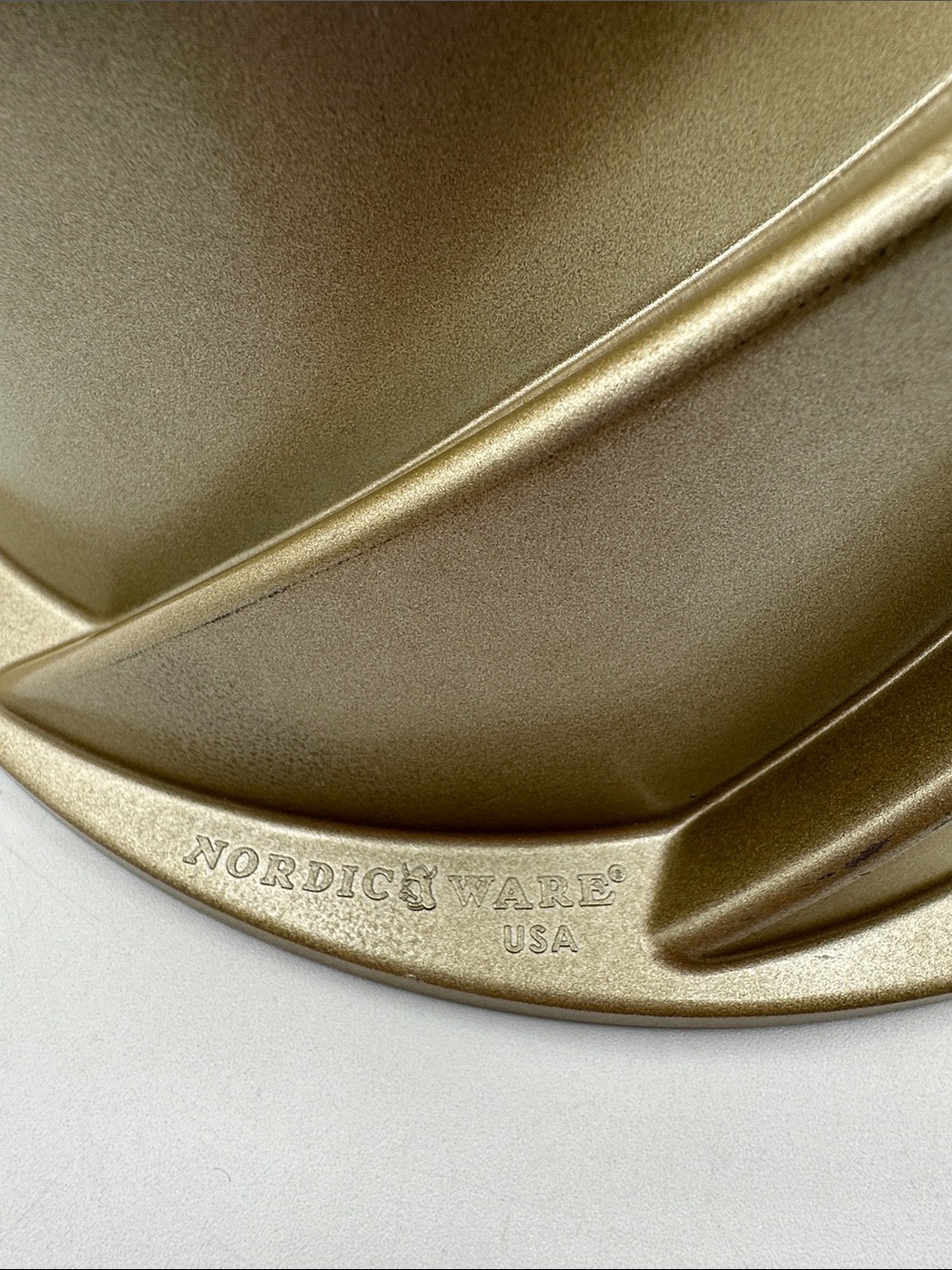 Nordic Ware Heritage Bundt Pan. 10 cup - Picture 2 of 14